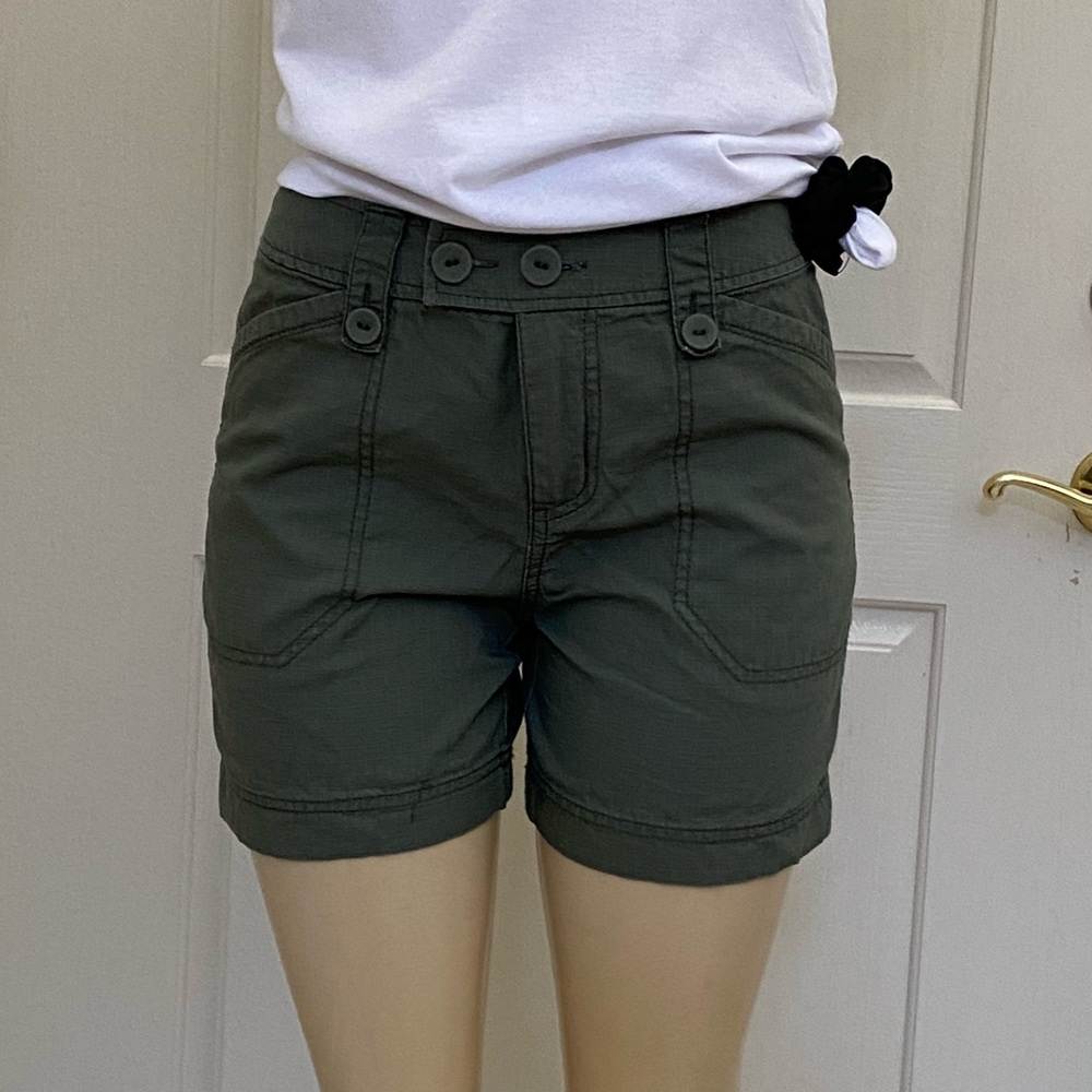 “ST. JOHN’S BAY” 💚SUPER CUTE 🏖 KHAKI GREEN SHORT